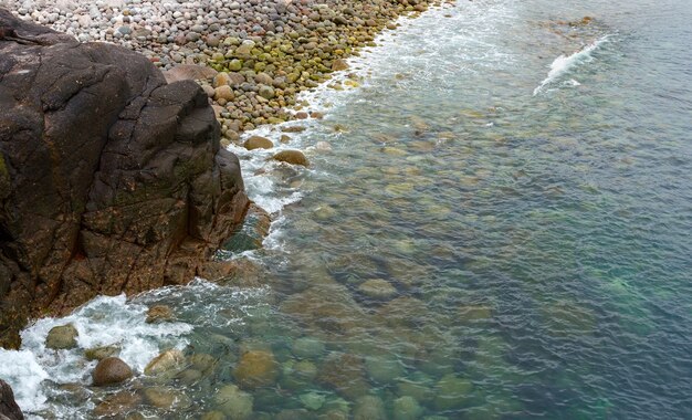 Vista sulla costa rocciosa del mare di Barents. Penisola di Kola, Artico, Russia.