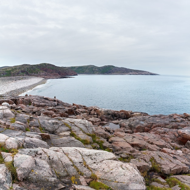 Vista sulla costa rocciosa del mare di Barents