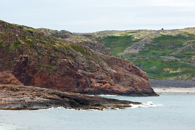 Vista sulla costa rocciosa del mare di Barents