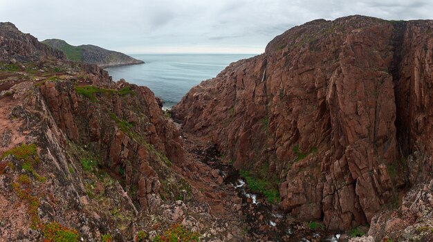 Vista sulla costa rocciosa del mare di Barents