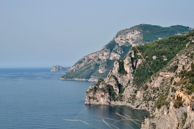 Vista sulla costa rocciosa del mare