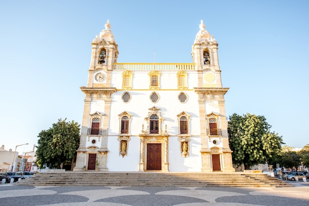 Vista sulla facciata della chiesa di Carmo nella città di Faro nel sud del Portogallo