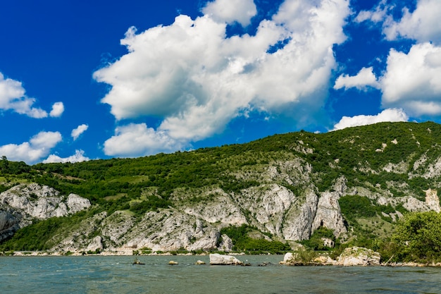 Vista sulla gola del Danubio a Djerdap sul confine serbo-rumeno