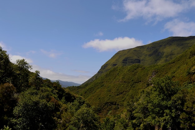 Vista sulla montagna e sul cielo dell'isola di Madeira