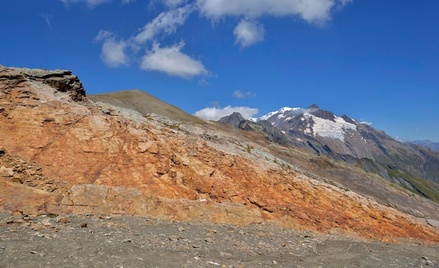 Vista sulla montagna rocciosa con il ghiacciaio del Monte Bianco bckoud sotto il cielo blu