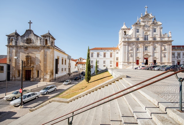 Vista sulla nuova facciata della cattedrale e sulla chiesa di Saint Jean nella città di Coimbra nel Portogallo centrale