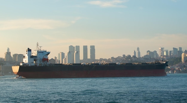 Vista sulla petroliera nel Bosforo e nel paesaggio urbano di Istanbul, Turchia