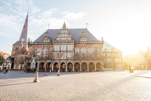 Vista sulla piazza del mercato con il municipio e la vecchia chiesa durante la luce del mattino nella città di Brema, Germany
