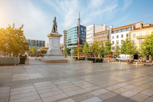 Vista sulla piazza Jaude durante la luce del mattino nella città di Clermont-Ferrand nel centro della Francia