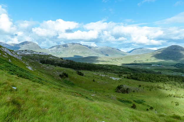 Vista sulla riserva naturale di Derryclare dalla vetta del monte Derryclare.