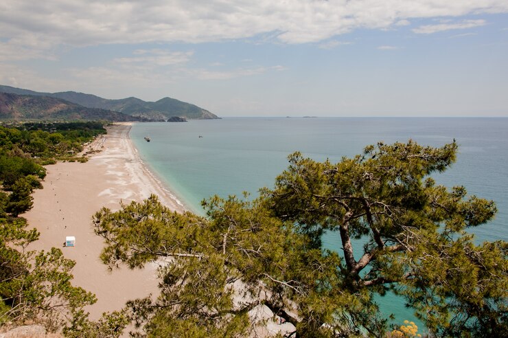 Vista sulla riva con un paesaggio montano