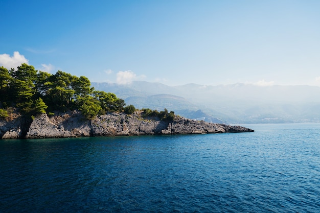 Vista sulla roccia grigia islend nel mare Adriatico. Riviera di Budva, Montenegro