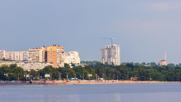 Vista sulla spiaggia centrale della città e sul fiume Dnepr. Zaporozhye, Ucraina.