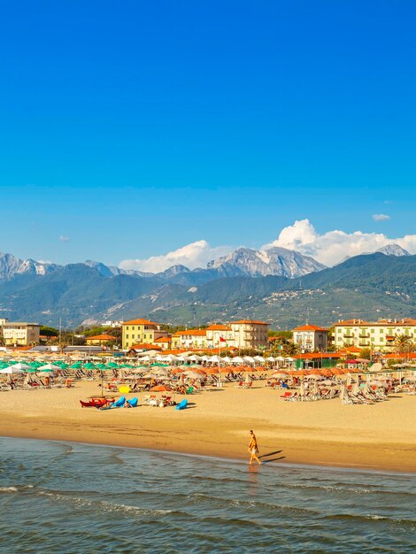 Vista sulla spiaggia della costa della Versilia in estate