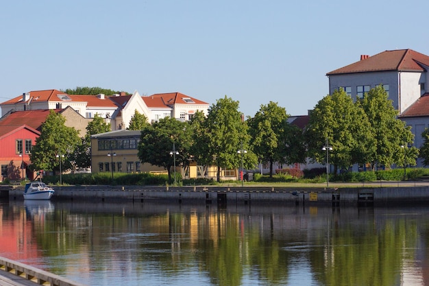 Vista sulla sponda orientale del fiume Glomma nella città di Fredrikstad Norvegia