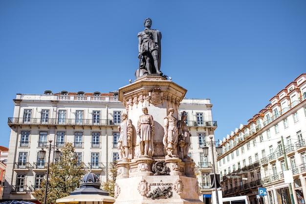 Vista sulla statua di Luiz Camoes sulla piazza della città di Lisbona, Portugal