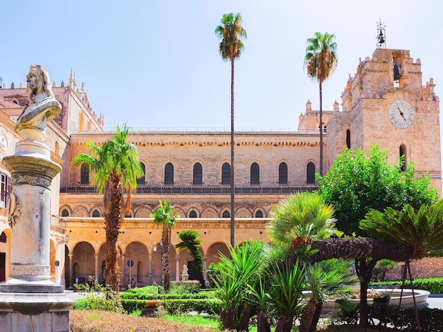 Vista sulla strada con il Duomo di Monreale, Sicilia, Italia