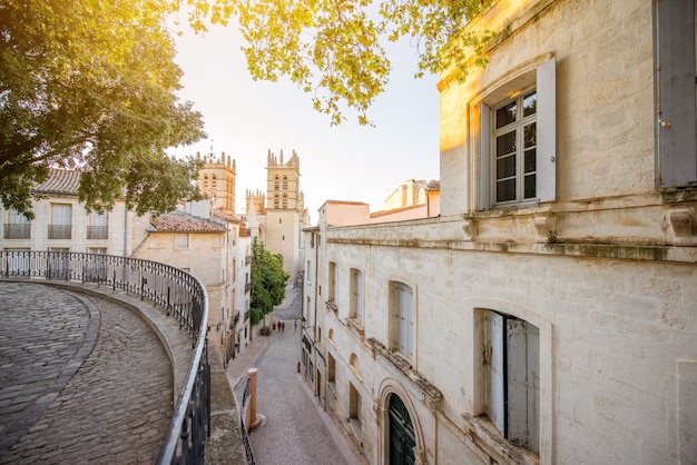 Vista sulla strada con la cattedrale di Saint Pierre presso la città vecchia della città di Montpellier nella regione francese dell'Occitania