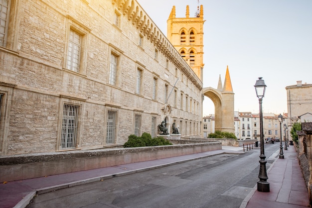 Vista sulla strada con la cattedrale di Saint Pierre presso la città vecchia della città di Montpellier nella regione francese dell'Occitania