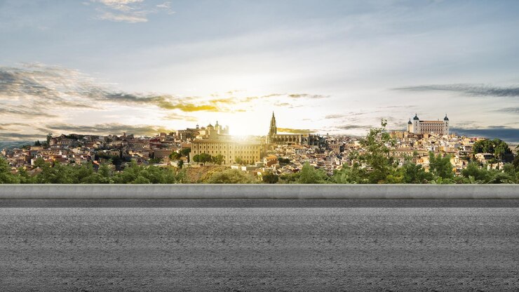 Vista sulla strada con la città sulla collina