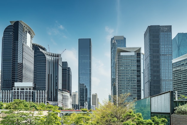 Vista sulla strada dei moderni edifici per uffici