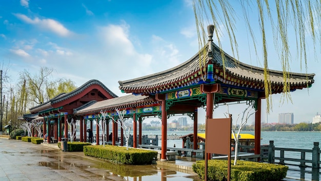 Vista sulla strada del paesaggio del giardino cinese di Jinan