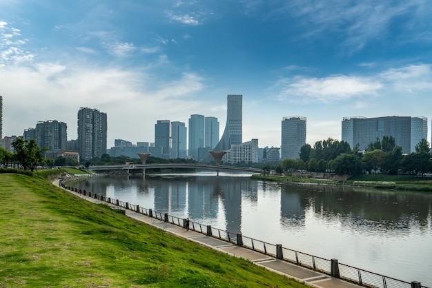 Vista sulla strada dell'architettura moderna di Chengdu