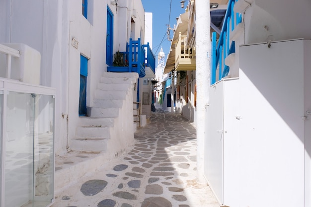 Vista sulla strada della bellissima casa cittadina nell'isola di Mykonos in Grecia.