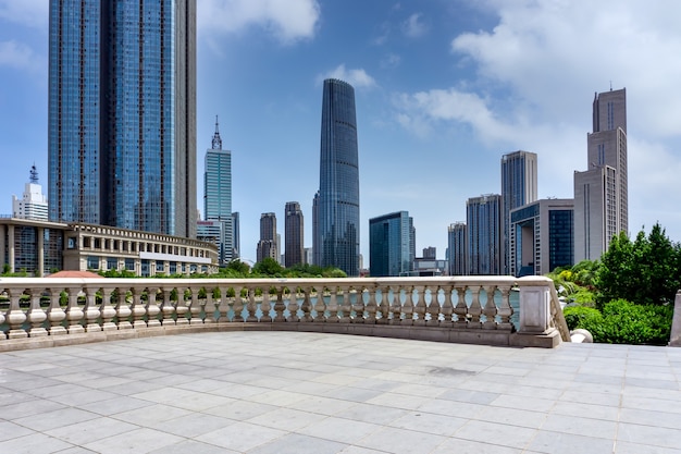 Vista sulla strada di edifici moderni lungo il fiume Haihe a Tianjin