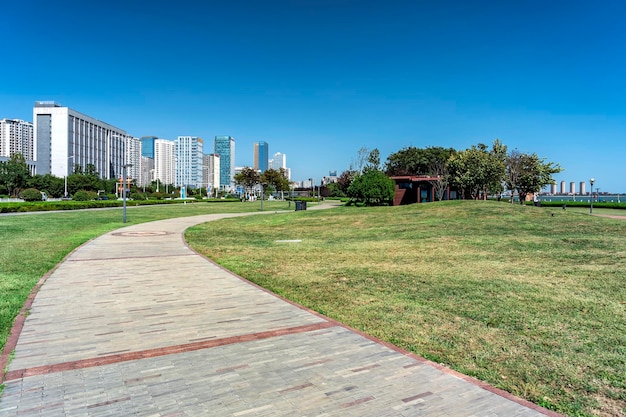 Vista sulla strada di edifici moderni nel nuovo distretto della costa occidentale di Qingdao