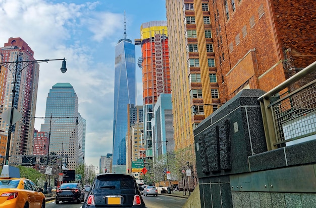 Vista sulla strada di Road e Freedom Tower nel quartiere finanziario di Lower Manhattan, New York, Stati Uniti d'America