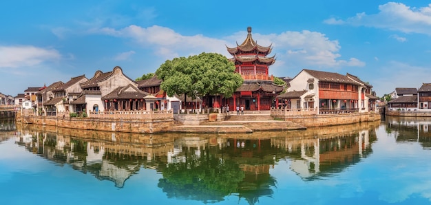 Vista sulla strada di vecchi edifici nella città antica di Suzhou