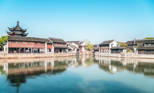 Vista sulla strada di vecchi edifici nella città antica di Suzhou