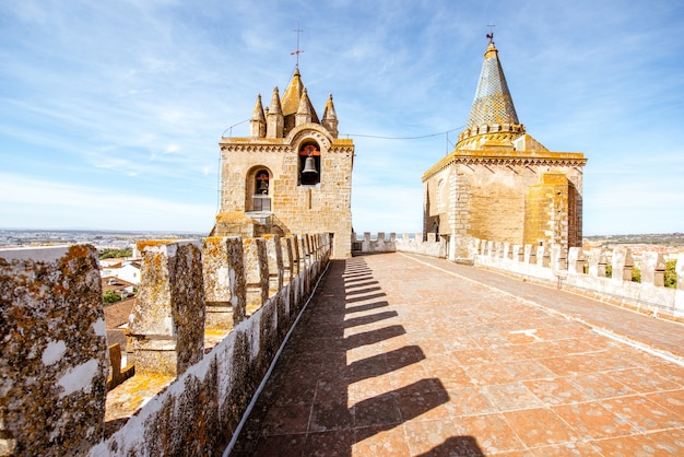 Vista sulla terrazza della cattedrale principale con una bellissima torre nella città di Evora in Portogallo