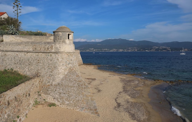 Vista sulla torre della Cittadella Miollis e sul mare ad Ajaccio in Corsica, Francia