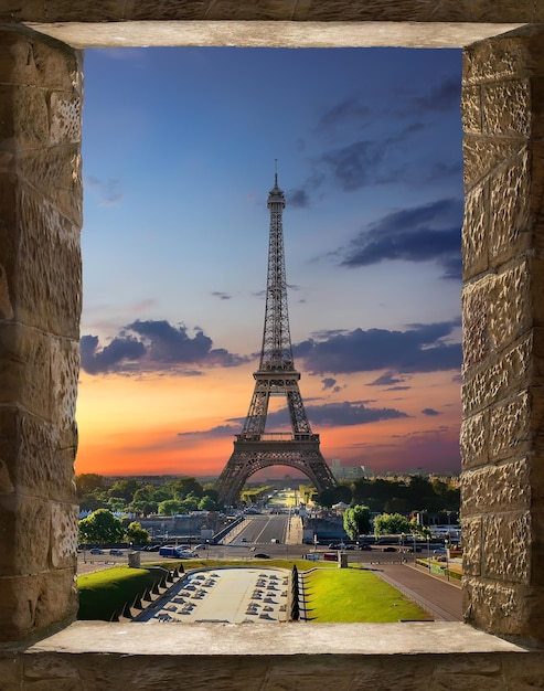 Vista sulla Torre Eiffel dalla finestra antica