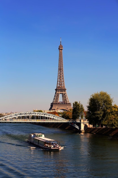 Vista sulla Torre Eiffel durante il giorno, Parigi, Francia