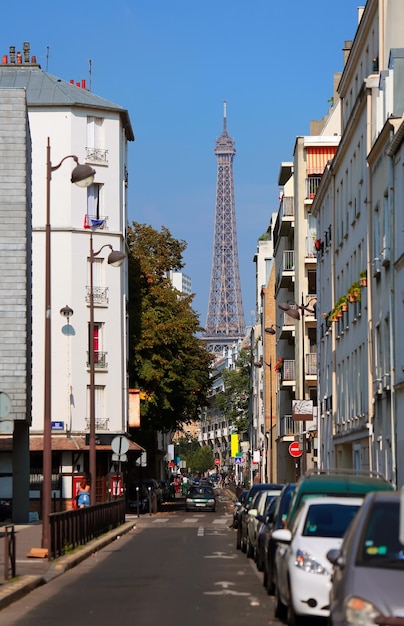 Vista sulla Torre Eiffel e sulla strada urbana a Parigi, Francia