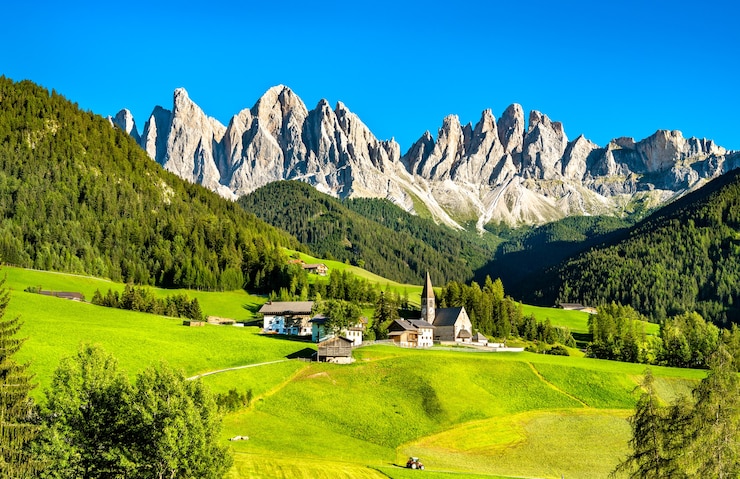 Foto vista sulla val di funes con la chiesa di santa maddalena nelle dolomiti. patrimonio mondiale dell'unesco in alto adige, italia