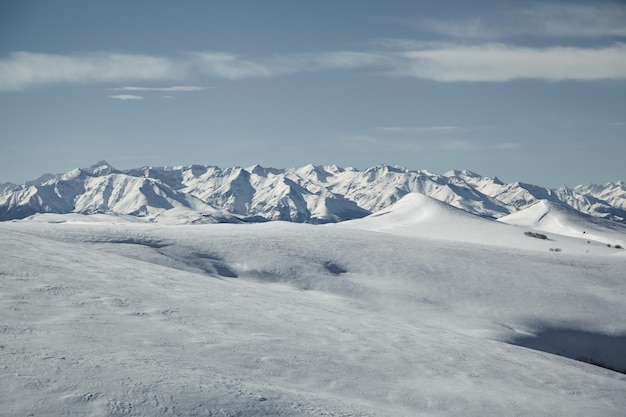 Vista sulla vallata e sulle montagne innevate