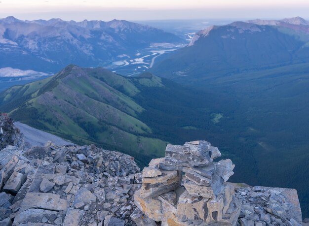 Vista sulla valle alpina durante il tramonto rimwall summit canada