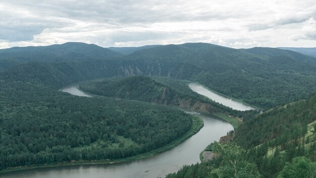 Vista sulla valle del fiume con un canyon e bellissime curve