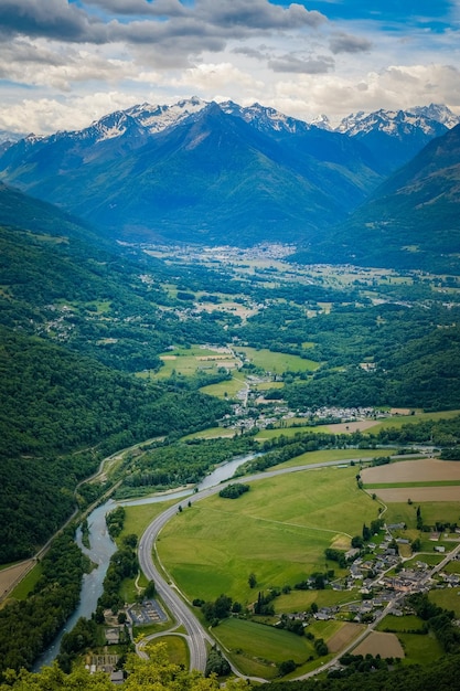 Vista sulla valle del fiume Gave de Pau e sulle montagne dei Pirenei dal Pic d'Alian