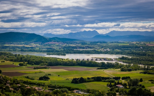 Vista sulla valle del fiume Rodano e sulla campagna dal villaggio di Rochemaure in Ardeche