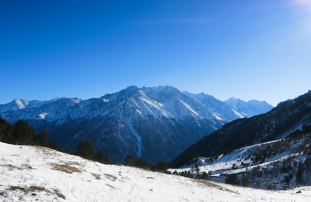 Vista sulla valle di Syltran. Montagne caucasiche Russia