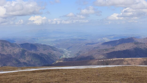 Vista sulla valle e sulle piccole montagne del Caucaso