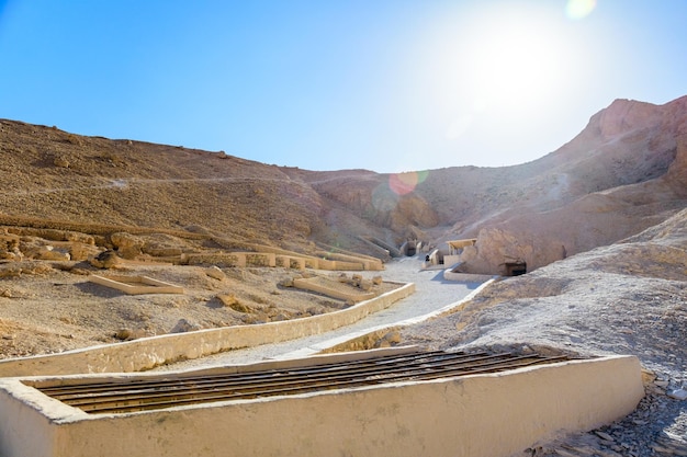 Vista sulle alte scogliere nella valle dei re Luxor Egitto