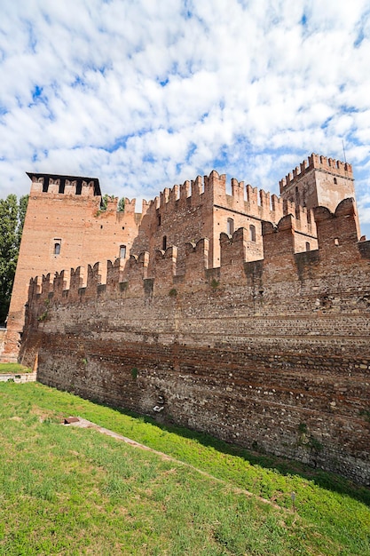 Vista sulle antiche mura del castello di Verona in estate