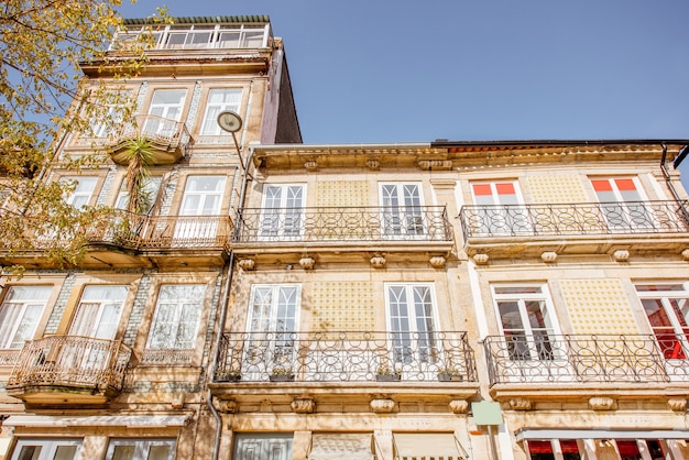 Vista sulle belle vecchie facciate di edifici con famose piastrelle portoghesi sulla strada nel centro storico della città di Porto, Portogallo