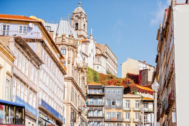 Vista sulle belle vecchie facciate di edifici sulla strada nel centro storico della città di Porto, Portugal